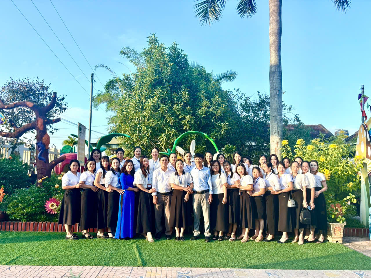 Tập thể chi bộ Mầm non Diễn Thành cùng Ban lãnh đạo Đảng Ủy
